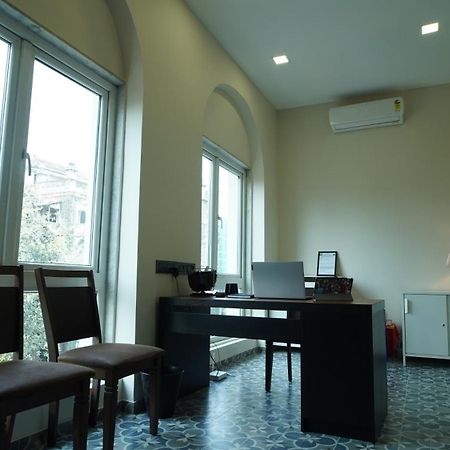 The Colaba Pod Hostel Mumbai Exterior photo