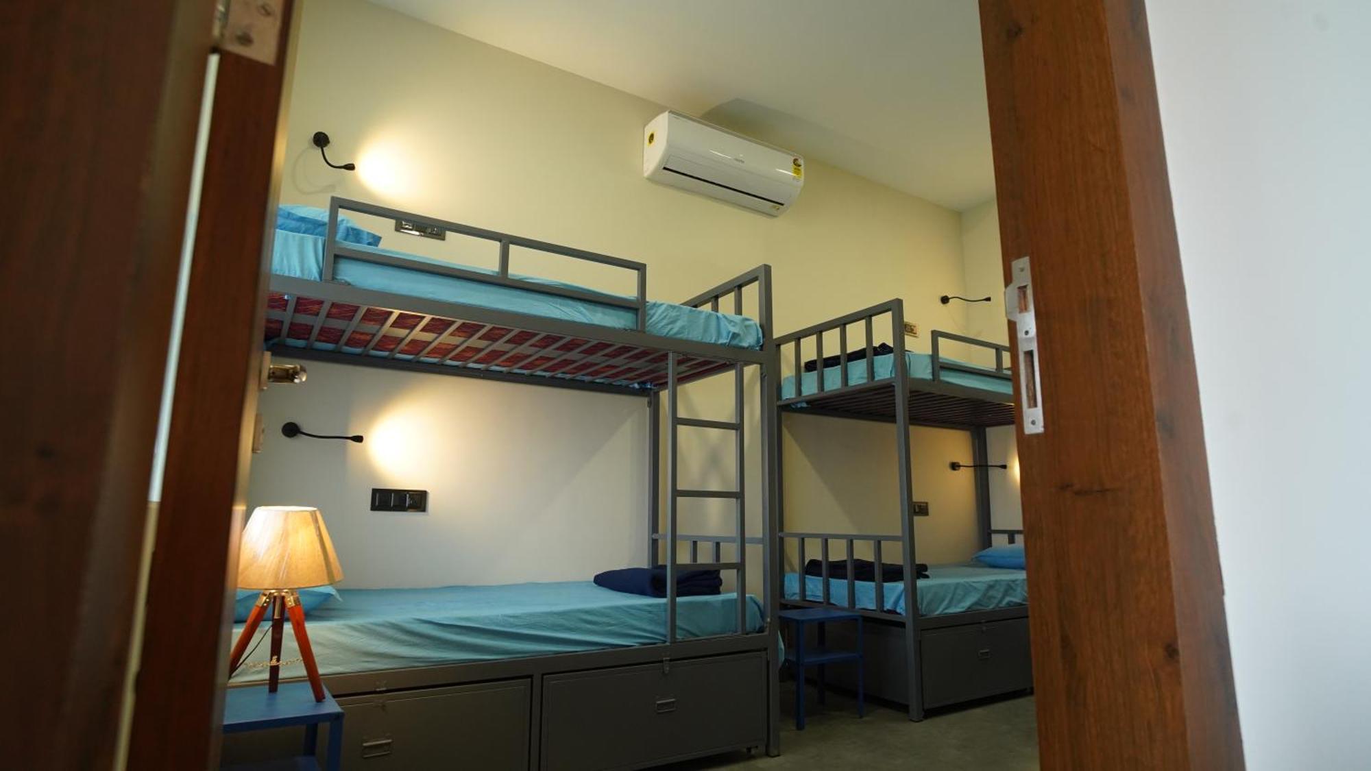 The Colaba Pod Hostel Mumbai Exterior photo
