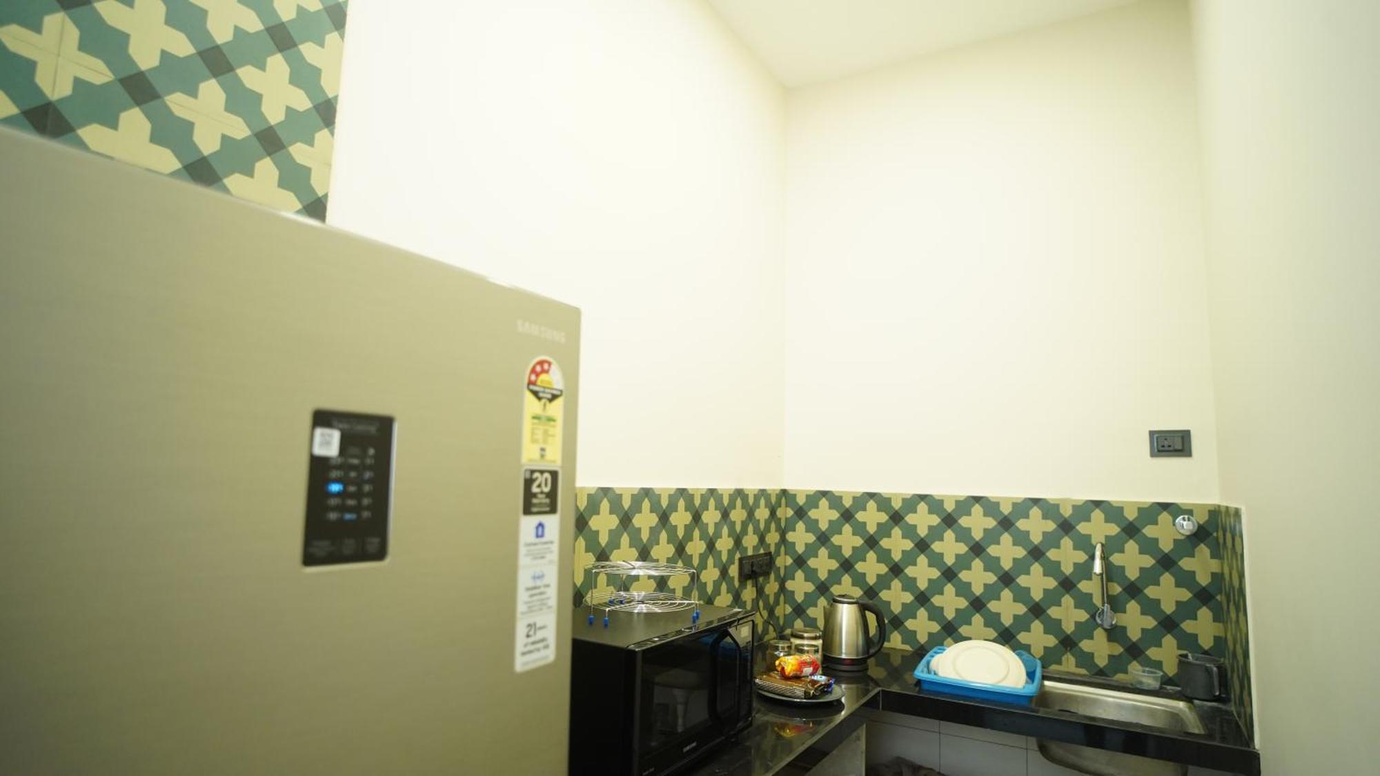 The Colaba Pod Hostel Mumbai Exterior photo